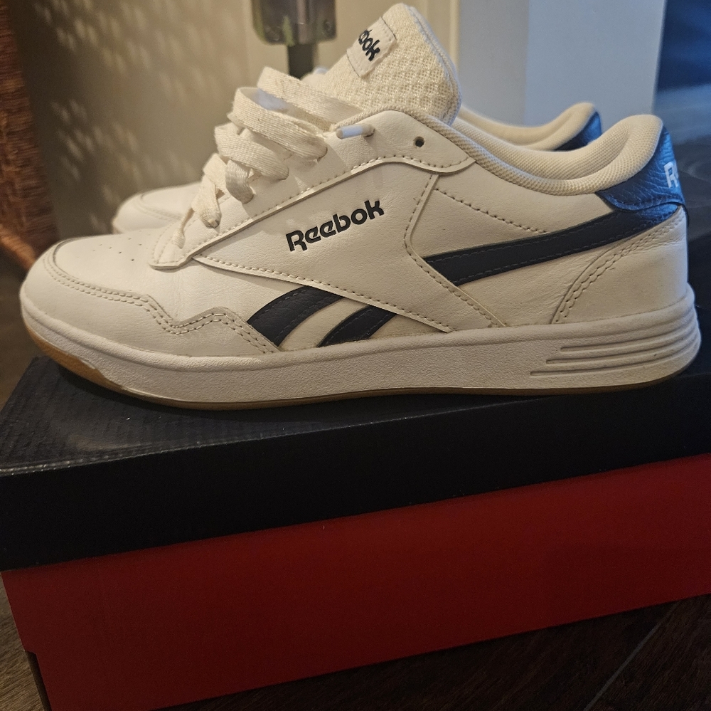 Reebok unisex Men's 6.5  women's 8